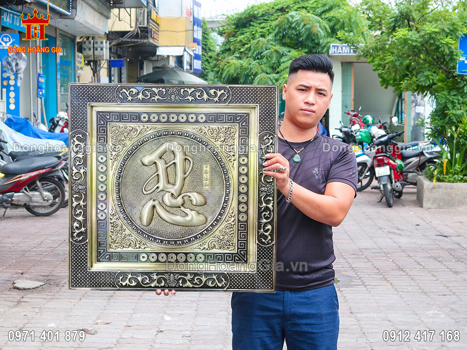 Tranh chữ nhẫn bằng đồng thích hợp để bày trí cho phòng khách sang trọng